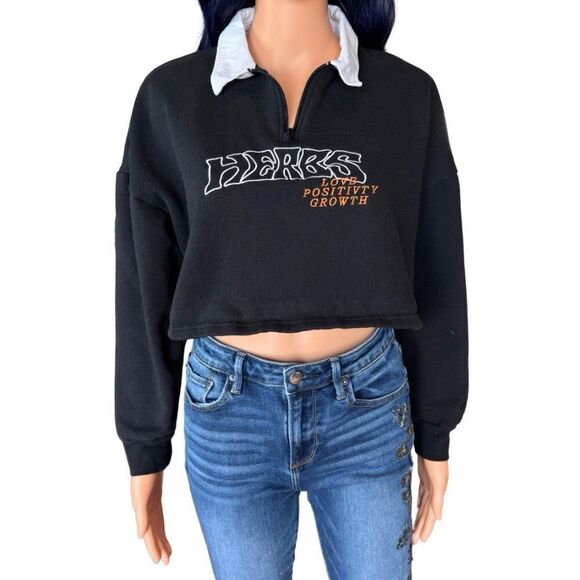 Petals & Peacocks Herbs Positivity Cropped Black Collared Sweatshirt Size Medium - Picture 1 of 5